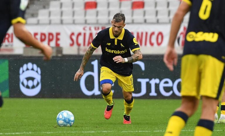 Bari-Modena: Manconi, un gol da punto