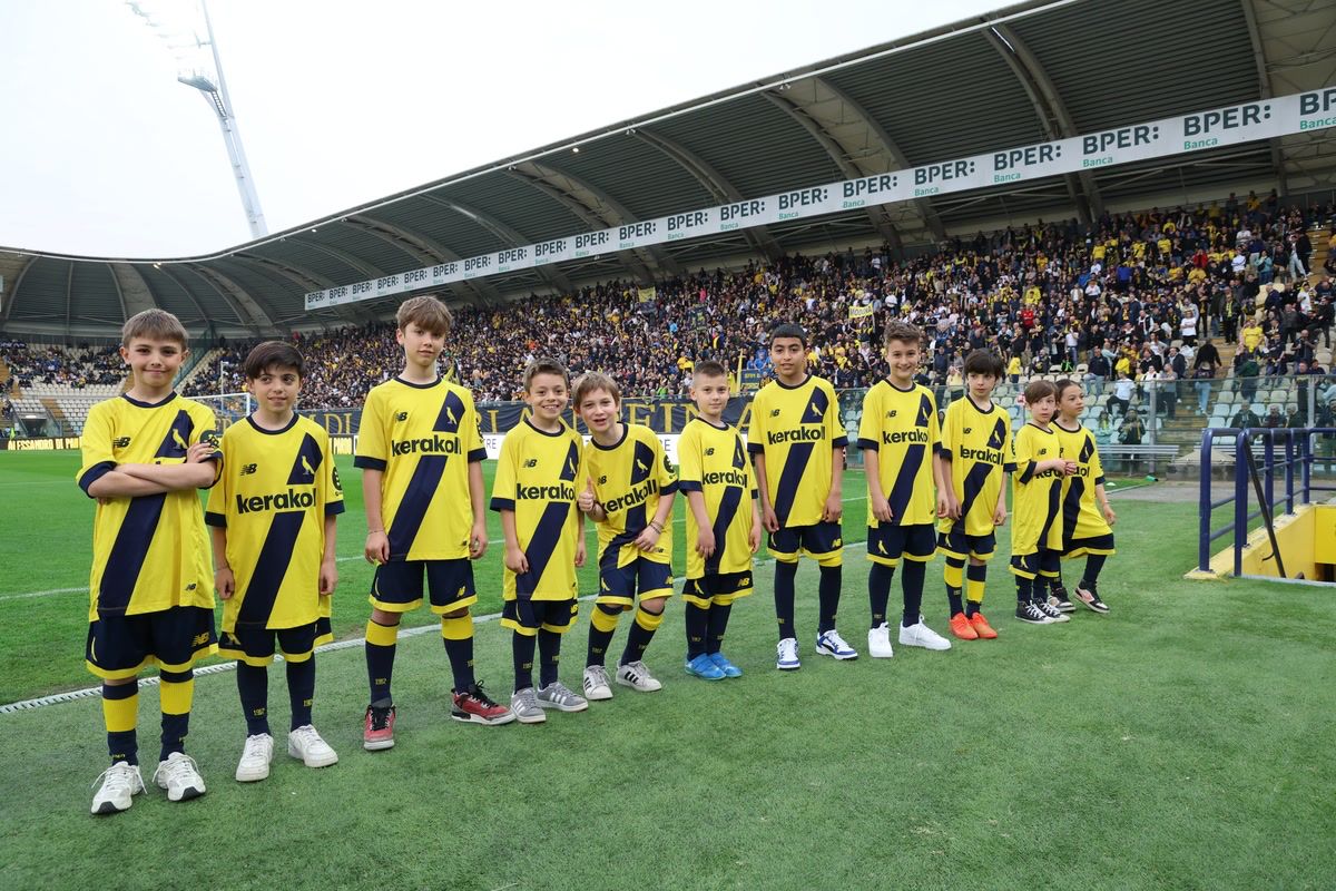 Scendi in Campo: i piccoli tifosi al fianco dei calciatori gialloblù