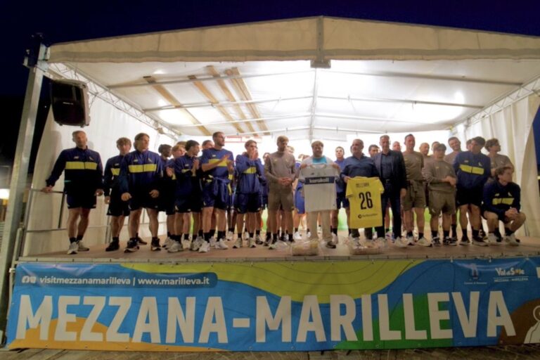 Il saluto della squadra in piazza a Mezzana